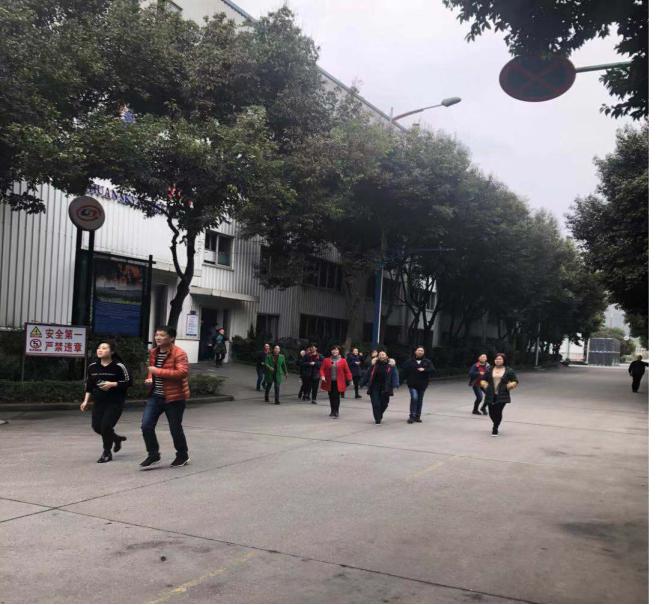 四川天馬玻璃有限公司急救安全知識培訓暨應急疏散和消防滅火演練活動報道(圖7) 四川天馬玻璃有限公司急救安全知識培訓暨應急疏散和消防滅火演練活動報道(圖7)