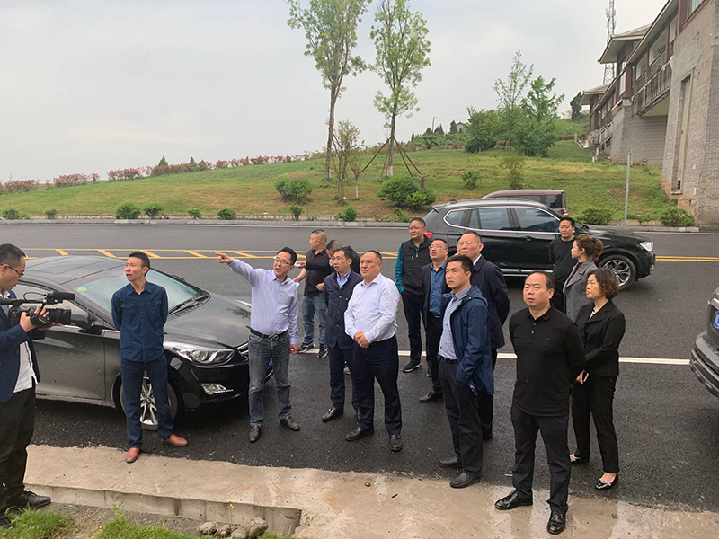 市、縣領導現場調研天馬50萬噸玻瓶項目(圖1)