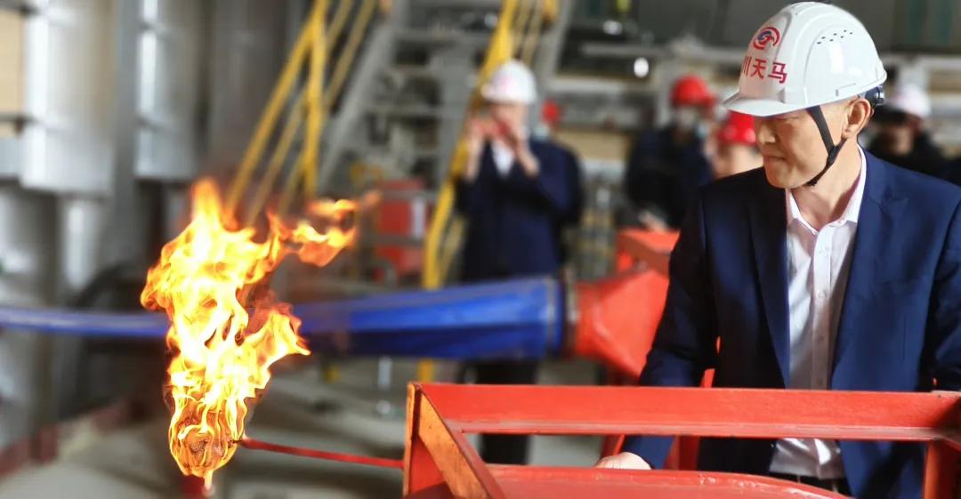 四川天馬玻璃“50萬(wàn)噸高檔優(yōu)質(zhì)輕量玻瓶一期6萬(wàn)噸技改項(xiàng)目(3#窯爐)”點(diǎn)火儀式(圖2) 四川天馬玻璃“50萬(wàn)噸高檔優(yōu)質(zhì)輕量玻瓶一期6萬(wàn)噸技改項(xiàng)目(3#窯爐)”點(diǎn)火儀式(圖2)